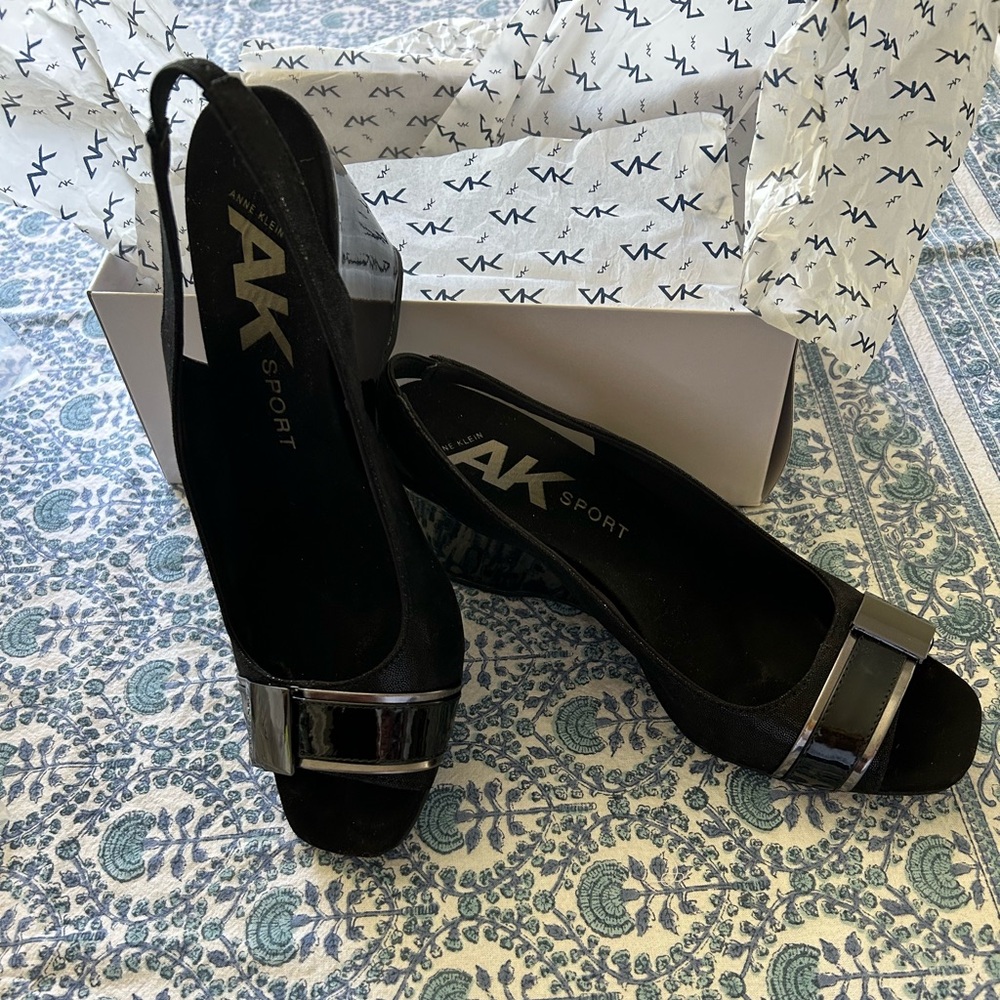 Anne Klein Black Heels with Classic Design